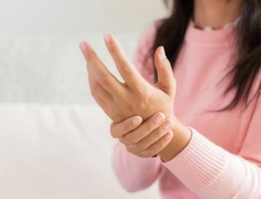 Μούδιασμα στα χέρια: Υπερβολική κατανάλωση αλκοόλ, εγκεφαλικό, μέχρι και... HIV οι πιθανές αιτίες